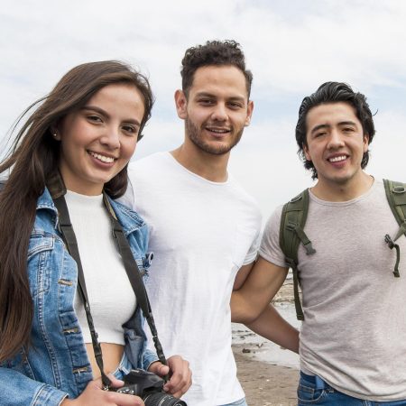 amigos-de-bajo-angulo-en-la-naturaleza